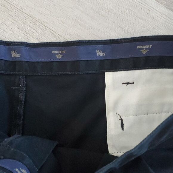 Dockers Golf 100% Cotton Men’s Navy Blue Shorts. Size 42 - Picture 3 of 6